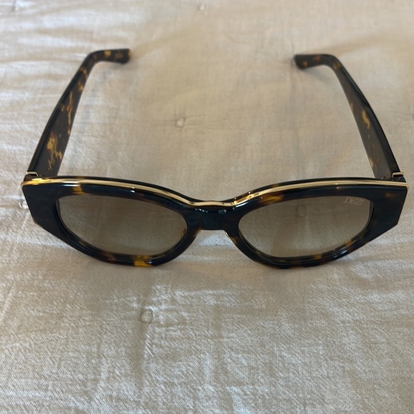 DEZI Charge It Tortoise Sunglasses - Picture 12 of 15